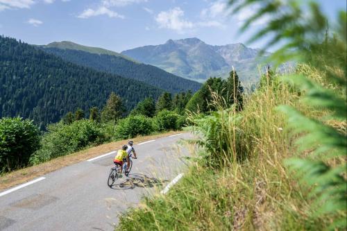 vélo roulant sur une route réservée, sans circulation automobile