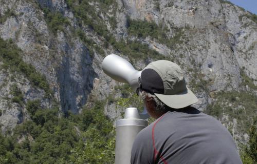 longue vue en face de la falaise