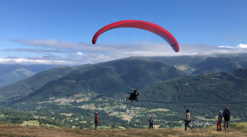 Décollage de l'une des stagiaires du haut du Couraduque en handi-parapente solo