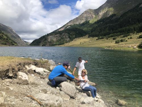 Adrien distribue des flyers à des promeneurs au bord du lac du Tech