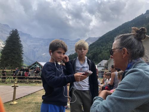 Hugo et Maxime, reporters en herbe interrogent Manuella avant l' un des spectacles programmés