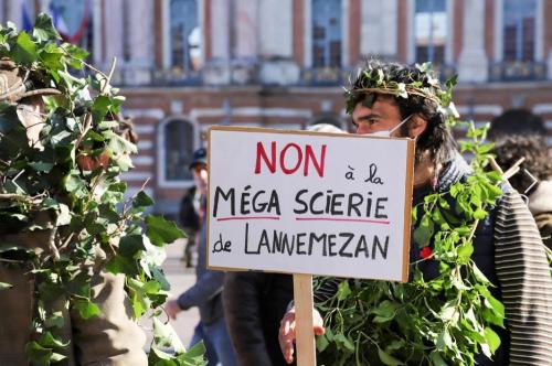 manifestant place du capitole à Toulouse