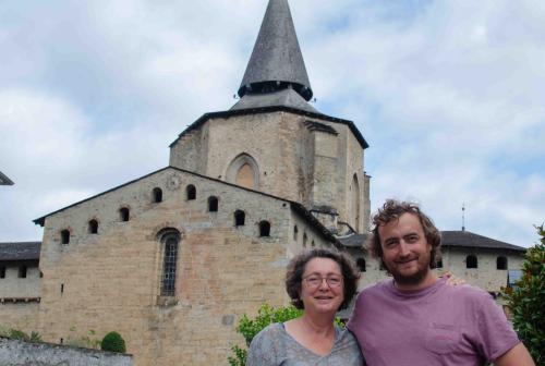 Mme Bayoumeu et M.Haurine devant l'église