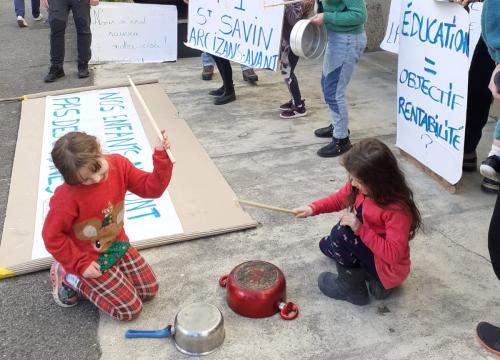 parents et élèves devant l'inspection académique