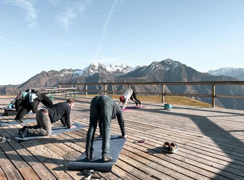 Yoga sur la terrasse du Snack Bar de Béderet