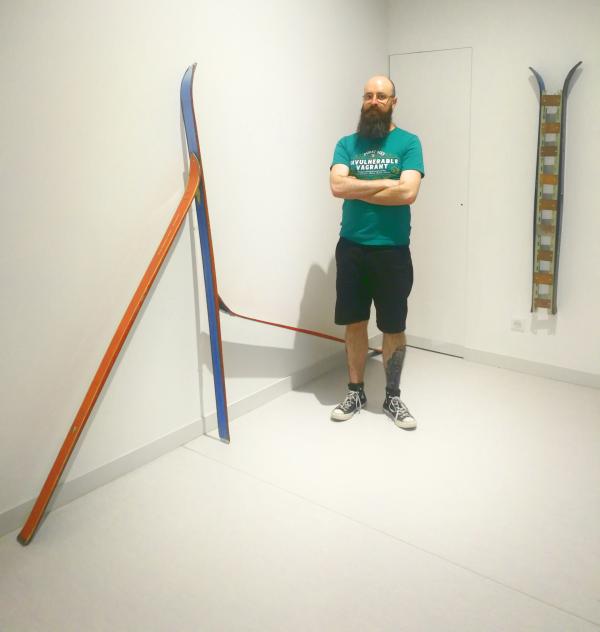 Jonathan Vincent devant les oeuvres du Hang'Art
