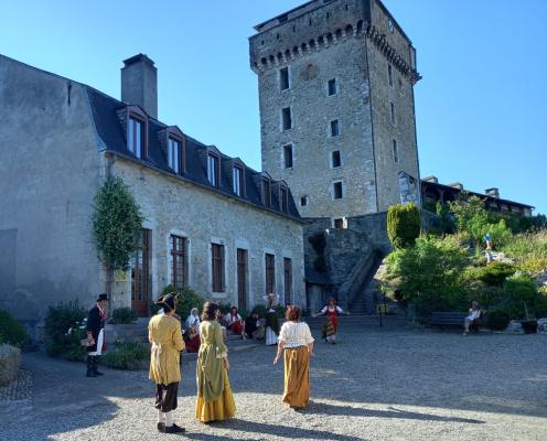 acteurs devant le château Fort 