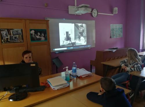 Les collégiens regardent un film dans une salle de cours