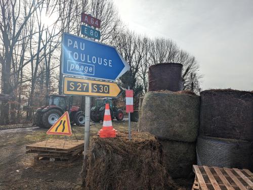 tracteur et panneau A64