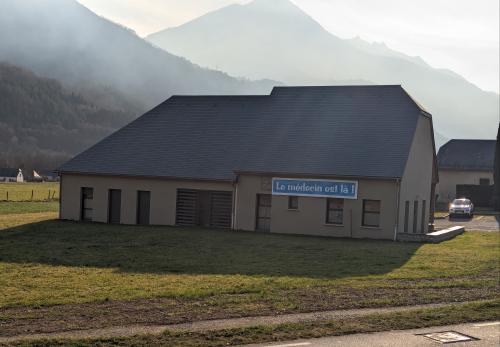 banderole : Le médecin est là!