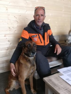 Jean-Paul Bonzon, sauveteur d'avalanche et son chien pendant le plateau radio.