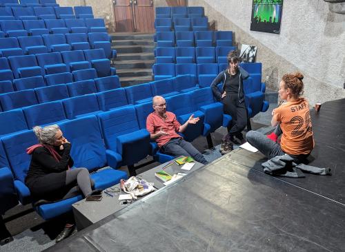 la troupe en discussion