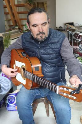 Ricardo Garcia jouant de la guitare