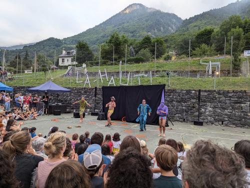 vue sur le festival avec les montagnes en arrière-plan