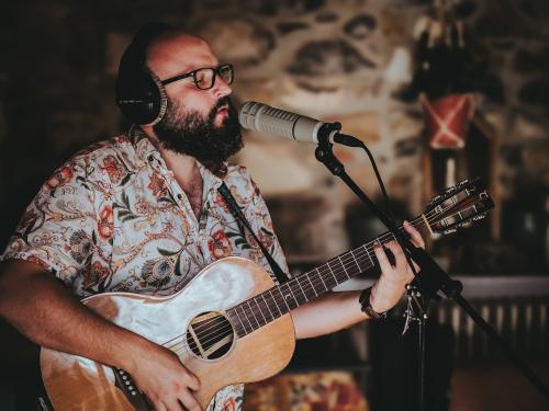 Landry Verdi chante avec sa guitare