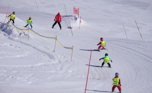 Des jeunes skieurs et le moniteur de ski