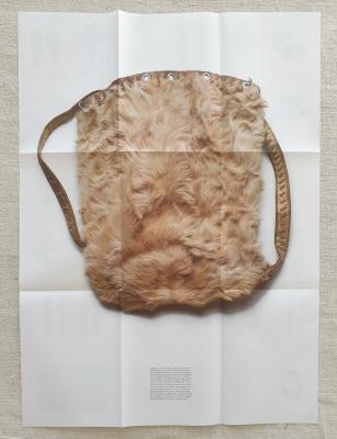 Un objet en fourrure et cuir issu de la collecte