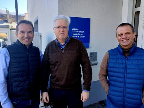 Portrait de 3 interlocuteurs d'EDF Hydro Sud Ouest devant le bâtiment d'EDF à Argeles Gazost