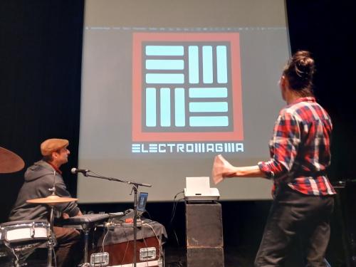 le duo d'electro magma devant l'écran