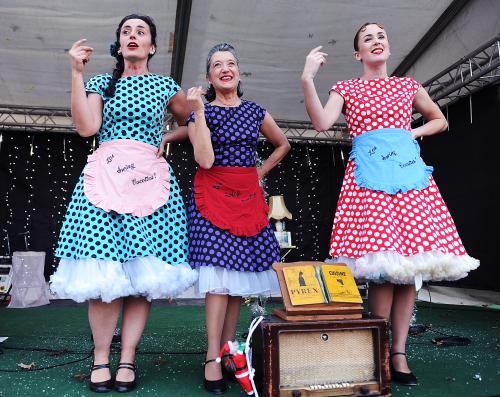 Les swing cocottes en spectacles avec leurs robes à pois et leurs sourires dansants