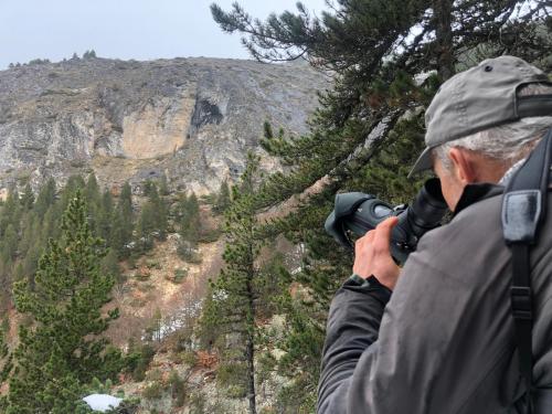 garde observant la falaise à la longue vue 