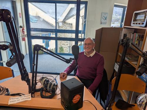 homme interviewé devant microphone