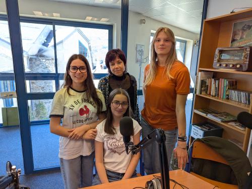 3 élèves et leur professeur