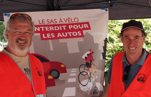 Photographie d'une affiche "Le sas à vélo - Interdit pour les autos"