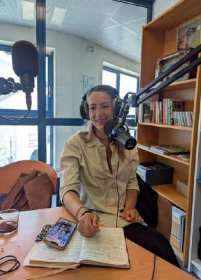 Photographie de Loïcia Megueddem en studio.