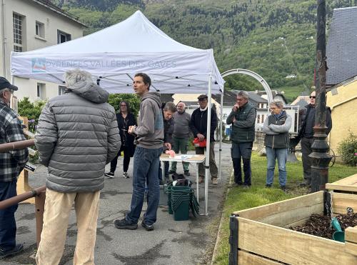 Photographie prise durant l'inauguration du composteur collectif, sur le jardin de la Maison du Parc national et de la Vallée à Luz.
