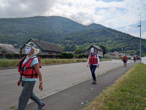 Marcheurs et marcheuses de "La grande marche pour l'accueil"