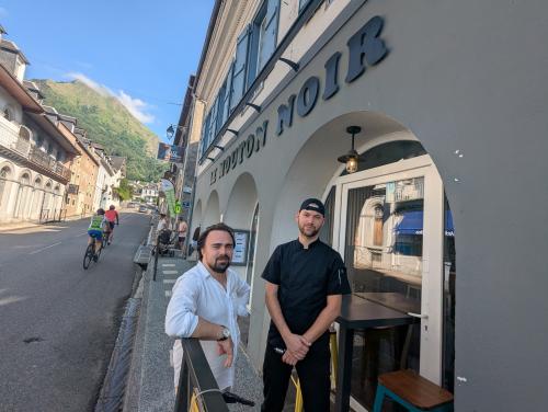 Rémi et Alex devant le resto 