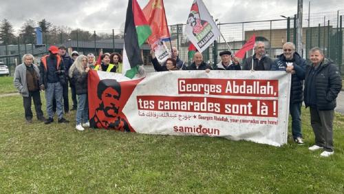 le collectif devant la prison de Lannemezan; Crédit: NRP. 
