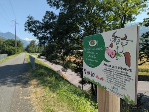 un panneau de sensibilisation aux abords de la piste cyclable