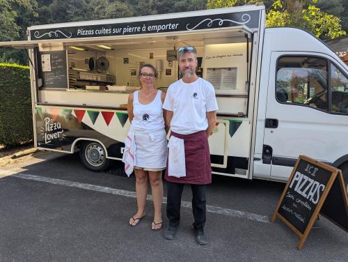 élodie et alec devant leur foodtruck