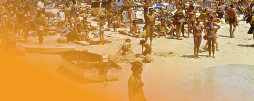 une plage des baléares remplies de baigneurs et baigneuses