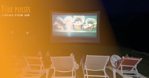 un écran et des transats pour regarder un film en plein air