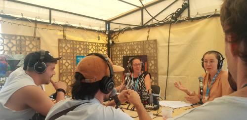 deux animatrices radio parlent au micro avec des musiciens