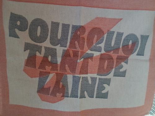 un panneau de laine ave écrit "pourqoi tant de laine"