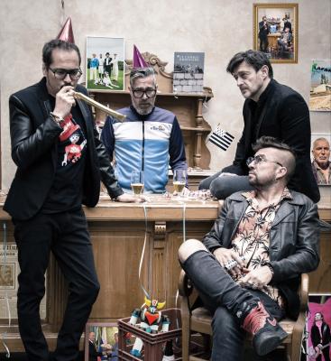 4 hommes en tenue de fête à la maison
