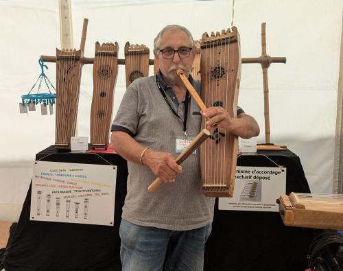 jean beaudoin joue du tambourin à corde