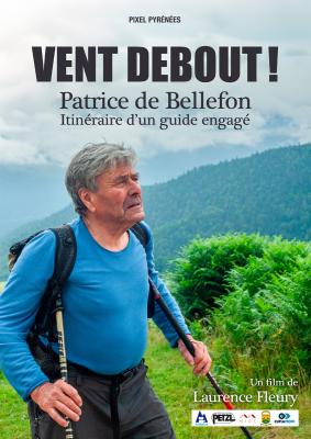 Portrait en pied ou presque de Patrice de Bellfon en randonnée dans un paysage de montagne verdoyant