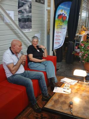 invités parlant au micro de la radio