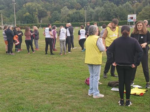 des personnes sur un terrain de rugby en tenue de sport