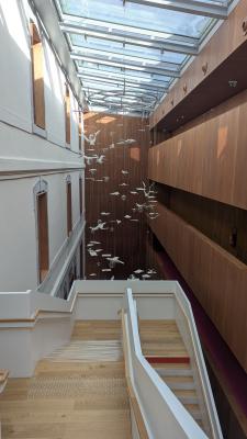 l'escalier central avec l'oeuvre oiseau