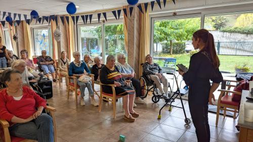 chanteuse et public ramondias