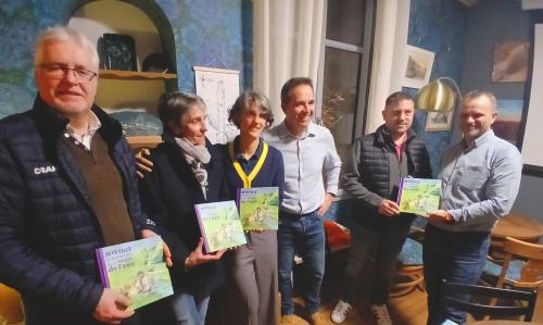 6 personnes dans un salon avec chacun un album d'illustrations de marmotte.