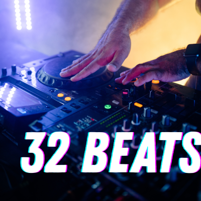 des mains en train de mixer sur une table dans des couleurs rose et orange