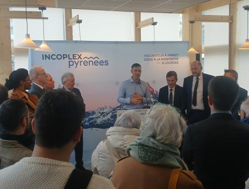 Conférence de presse avec l'affiche incoplex pyrénées et les représentants de la ville, agglo, région et état écoutant le fondateur de Inco 