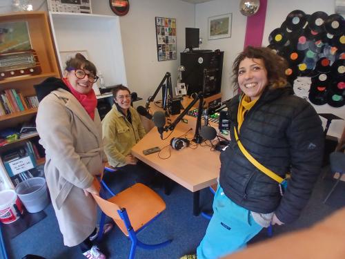 3 femmes souriant à la caméra dans  le studio radio de Fréquence Luz